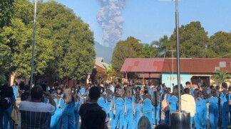 Erupção do Monte Dukono, na Indonésia