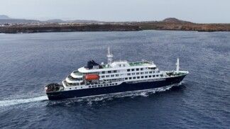 Vista aérea do navio de cruzeiro MV Hondius, que transporta passageiros com suspeita de casos de hantavírus a bordo, deixando Praia, em Cabo Verde, em 6 de maio de 2026