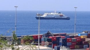 O MV Hondius visto a partir do porto de Cabo Verde
