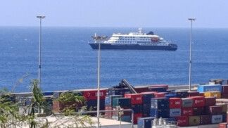 O MV Hondius visto a partir do porto de Cabo Verde
