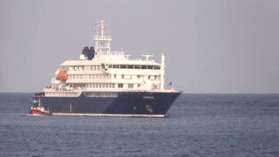 Navio no meio do mar