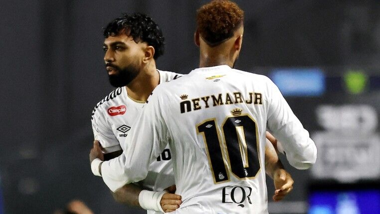 Gabigol e Neymar se cumprimentam