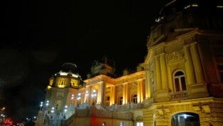 Palácio Guanabara, sede do governo do Rio de Janeiro, iluminado à noite