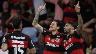 Soccer Football - Copa Libertadores - Group A - Flamengo v Estudiantes de La Plata - Estadio Maracana, Rio de Janeiro, Brazil - May 20, 2026 Flamengo's Pedro celebrates scoring their first goal with Lucas Paqueta and Jorge Carrascal REUTERS/Ricardo Moraes