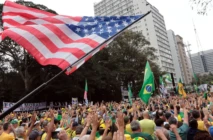 Ato pró-Bolsonaro une governadores e parlamentares de direita em SP Ato pró-Bolsonaro une governadores e parlamentares de direita em SP