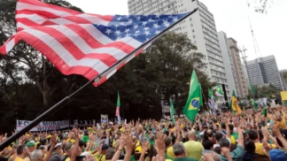Ato pró-Bolsonaro une governadores e parlamentares de direita em SP Ato pró-Bolsonaro une governadores e parlamentares de direita em SP