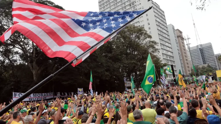 Ato pró-Bolsonaro une governadores e parlamentares de direita em SP Ato pró-Bolsonaro une governadores e parlamentares de direita em SP