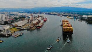 Imagem aérea do Porto, com navios