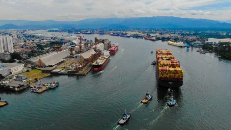 Imagem aérea do Porto, com navios