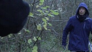 Christian Brueckner caminha em área de mata