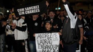 Torcedores do Corinthians protestam em frente à sede do clube no Parque São Jorge, na zona leste da cidade de São Paulo (SP), pedindo a expulsão do ex- presidente Andrés Sanchez, nesta segunda-feira, 25 de maio de 2025
