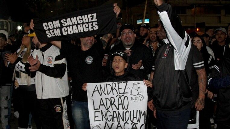 Torcedores do Corinthians protestam em frente à sede do clube no Parque São Jorge, na zona leste da cidade de São Paulo (SP), pedindo a expulsão do ex- presidente Andrés Sanchez, nesta segunda-feira, 25 de maio de 2025