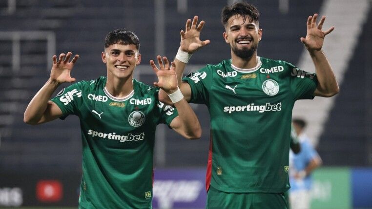 Ramón Sosa, do Palmeiras, comemora o segundo gol da equipe ao lado de Flaco López
