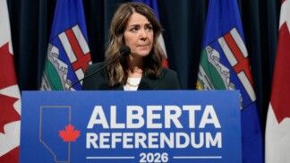 Premiê de Alberta, Danielle Smith, ouve pergunta de um repórter durante entrevista coletiva em Calgary, na província de Alberta