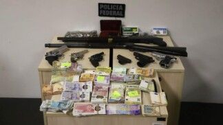 Dinheiro e armas apreendidos