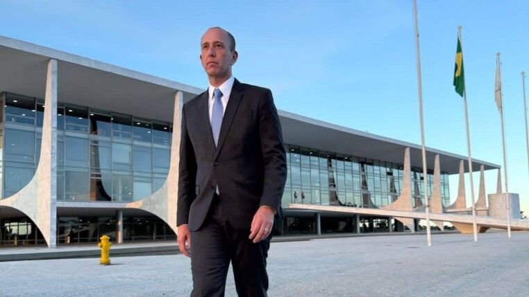 Rodrigo Manga caminha por Brasília