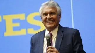 O governador de Goiás, Ronaldo Caiado, durante cerimônia de lançamento do edital de pavimentação de 191,5 quilômetros da BR-030, entre Goiás e Bahia.