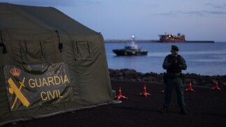 Um agente da Guarda Civil espanhola faz a segurança no porto de Granadilla de Abona, onde o cruzeiro MV Hondius deve atracar após ser afetado por um surto de hantavírus, em Tenerife, na Espanha, em 09/05/2026.