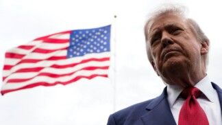O presidente dos Estados Unidos, Donald Trump, observa na Casa Branca, em Washington, D.C., nos Estados Unidos