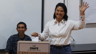 Candidata à presidência, Keiko Fujimori vota no Peru