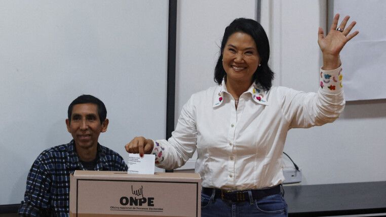 Candidata à presidência, Keiko Fujimori vota no Peru