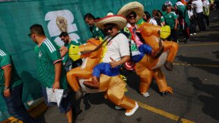 Torcedores em frente ao estádio Azteca