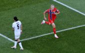 Haaland comemora um de seus gols na vitória da Noruega contra o Iraque na primeira rodada da Copa do Mundo