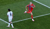 Haaland comemora um de seus gols na vitória da Noruega contra o Iraque na primeira rodada da Copa do Mundo