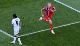 Haaland comemora um de seus gols na vitória da Noruega contra o Iraque na primeira rodada da Copa do Mundo