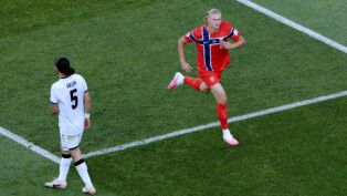 Haaland comemora um de seus gols na vitória da Noruega contra o Iraque na primeira rodada da Copa do Mundo