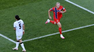 Haaland comemora um de seus gols na vitória da Noruega contra o Iraque na primeira rodada da Copa do Mundo