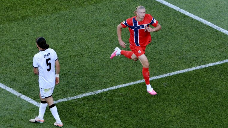 Haaland comemora um de seus gols na vitória da Noruega contra o Iraque na primeira rodada da Copa do Mundo