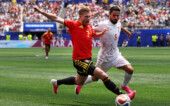 Kevin De Bruyne, da Bélgica, e Milad Mohammadi, do Irã, disputam bola na Copa do Mundo