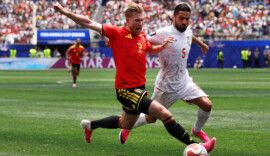Kevin De Bruyne, da Bélgica, e Milad Mohammadi, do Irã, disputam bola na Copa do Mundo