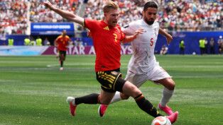 Kevin De Bruyne, da Bélgica, e Milad Mohammadi, do Irã, disputam bola na Copa do Mundo