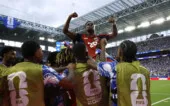 Hélio Varela é erguido pelos jogadores de Cabo Verde após empatar contra o Uruguai