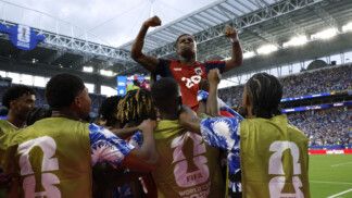 Hélio Varela é erguido pelos jogadores de Cabo Verde após empatar contra o Uruguai