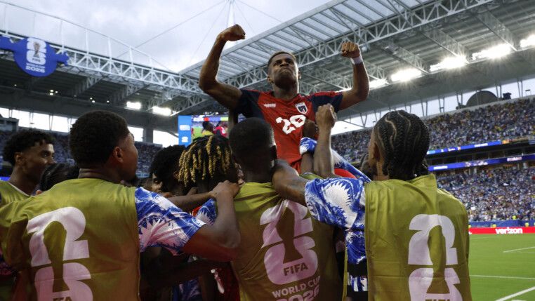 Hélio Varela é erguido pelos jogadores de Cabo Verde após empatar contra o Uruguai
