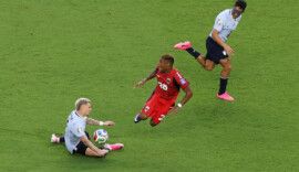 O cabo-verdiano Hélio Varela em ação com os uruguaios Guillermo Varela e Sebastián Cáceres