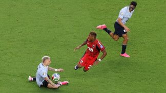 O cabo-verdiano Hélio Varela em ação com os uruguaios Guillermo Varela e Sebastián Cáceres