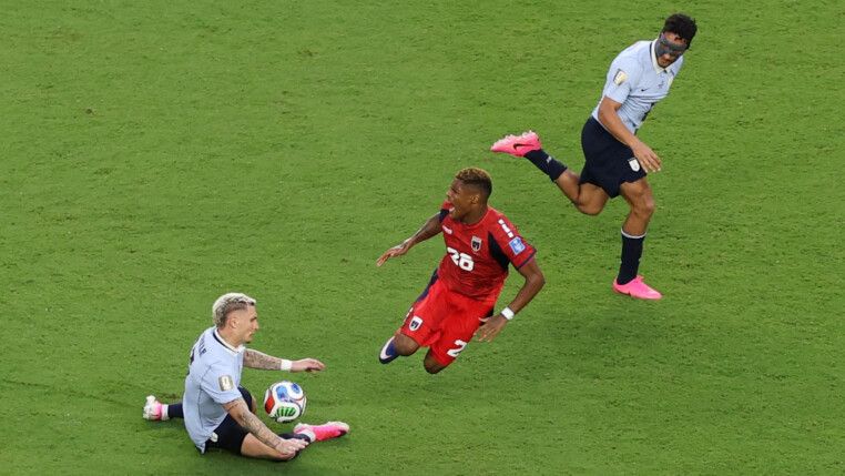 O cabo-verdiano Hélio Varela em ação com os uruguaios Guillermo Varela e Sebastián Cáceres