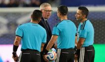 Carlo Ancelotti aborda trio de arbitragem de Escócia x Brasil