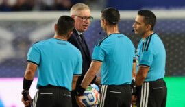 Carlo Ancelotti aborda trio de arbitragem de Escócia x Brasil