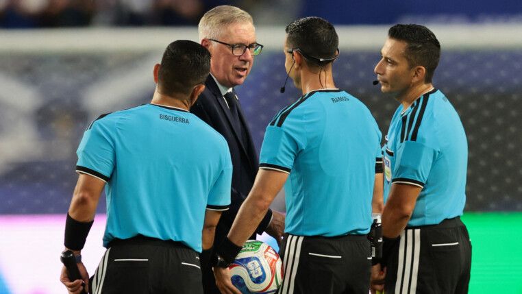 Carlo Ancelotti aborda trio de arbitragem de Escócia x Brasil