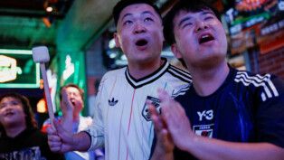 Reação da torcida japonesa em partida contra a Suécia