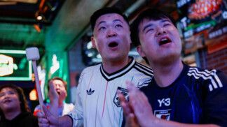 Reação da torcida japonesa em partida contra a Suécia