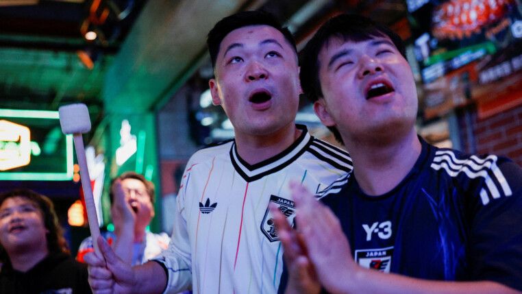 Reação da torcida japonesa em partida contra a Suécia