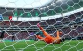 Estádio de Guadalajara, Guadalajara, México - 26 de junho de 2026 - Alex Baena, da Espanha, marca o primeiro gol de sua equipe ao superar o goleiro uruguaio Fernando Muslera.