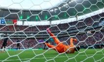 Estádio de Guadalajara, Guadalajara, México - 26 de junho de 2026 - Alex Baena, da Espanha, marca o primeiro gol de sua equipe ao superar o goleiro uruguaio Fernando Muslera.