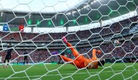 Estádio de Guadalajara, Guadalajara, México - 26 de junho de 2026 - Alex Baena, da Espanha, marca o primeiro gol de sua equipe ao superar o goleiro uruguaio Fernando Muslera.